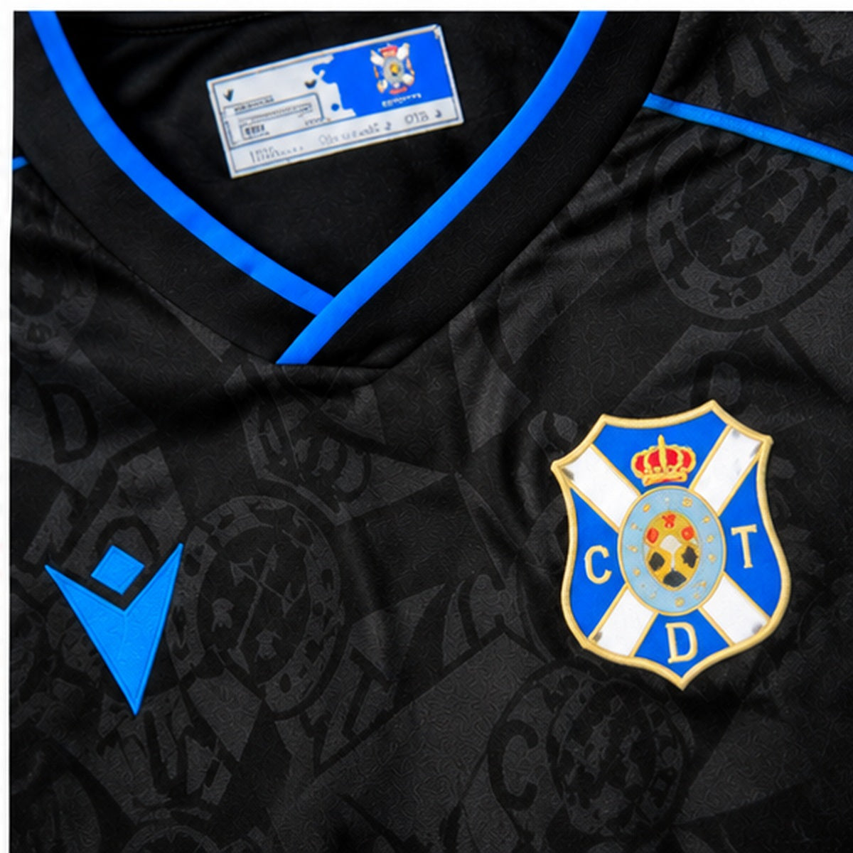 Gros plan sur l'écusson et les détails bleus du maillot extérieur CD Tenerife 2026-2027