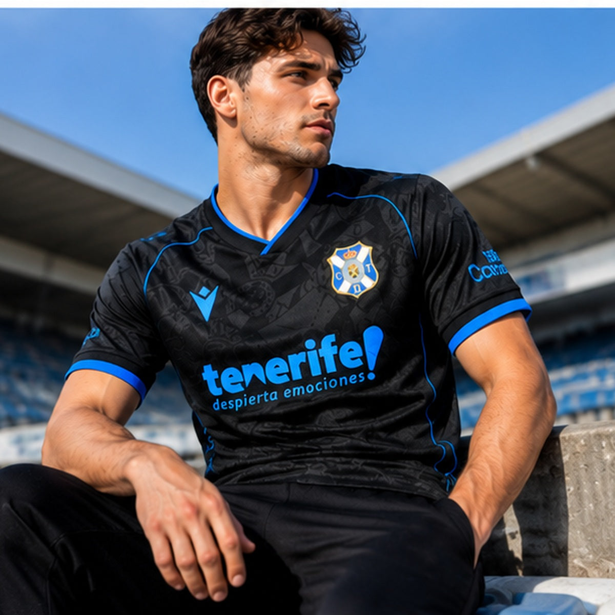 Mannequin masculin portant le maillot extérieur CD Tenerife 2026-2027 noir et bleu