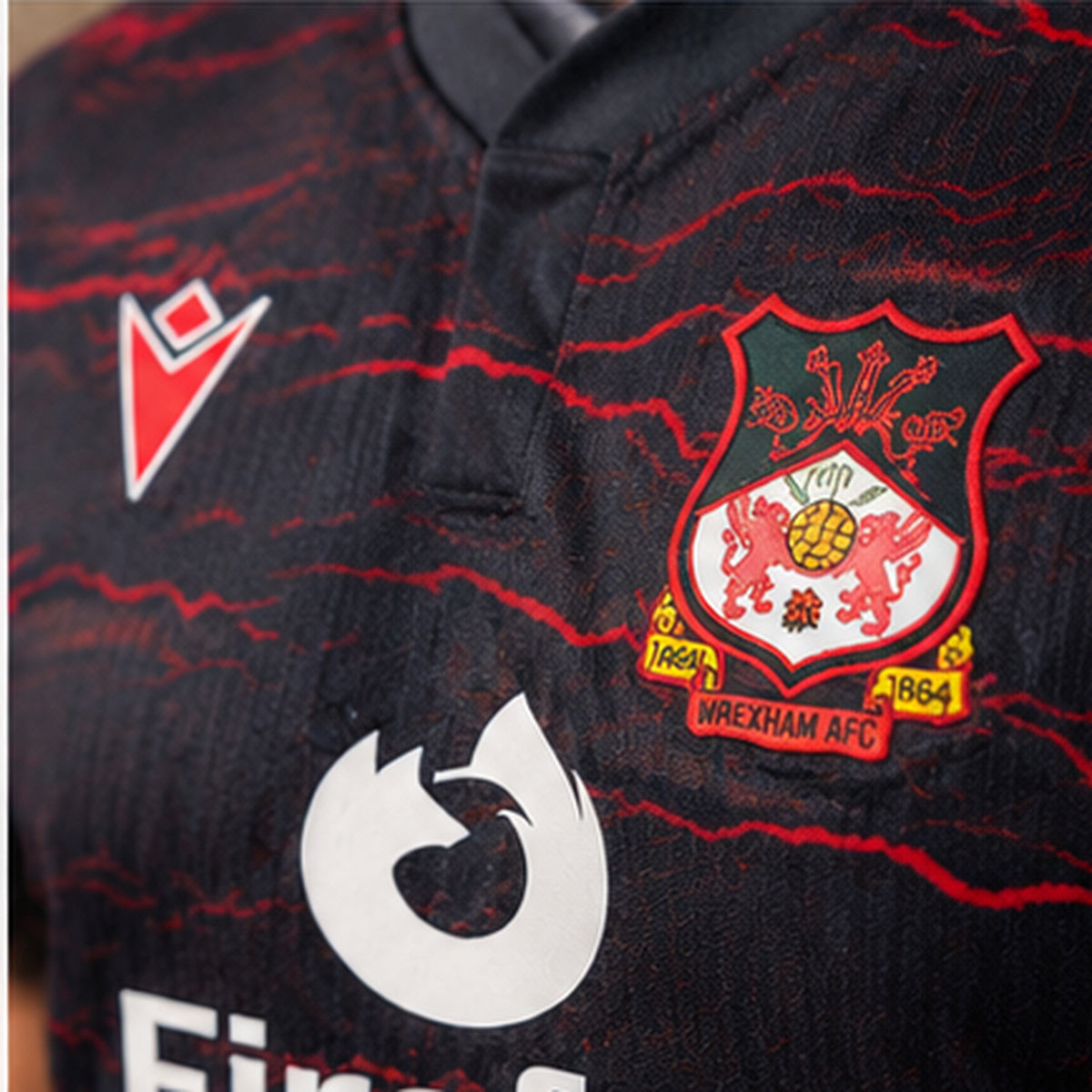 Détails du maillot Wrexham AFC Away 2026-2027, écusson et texture noire et rouge